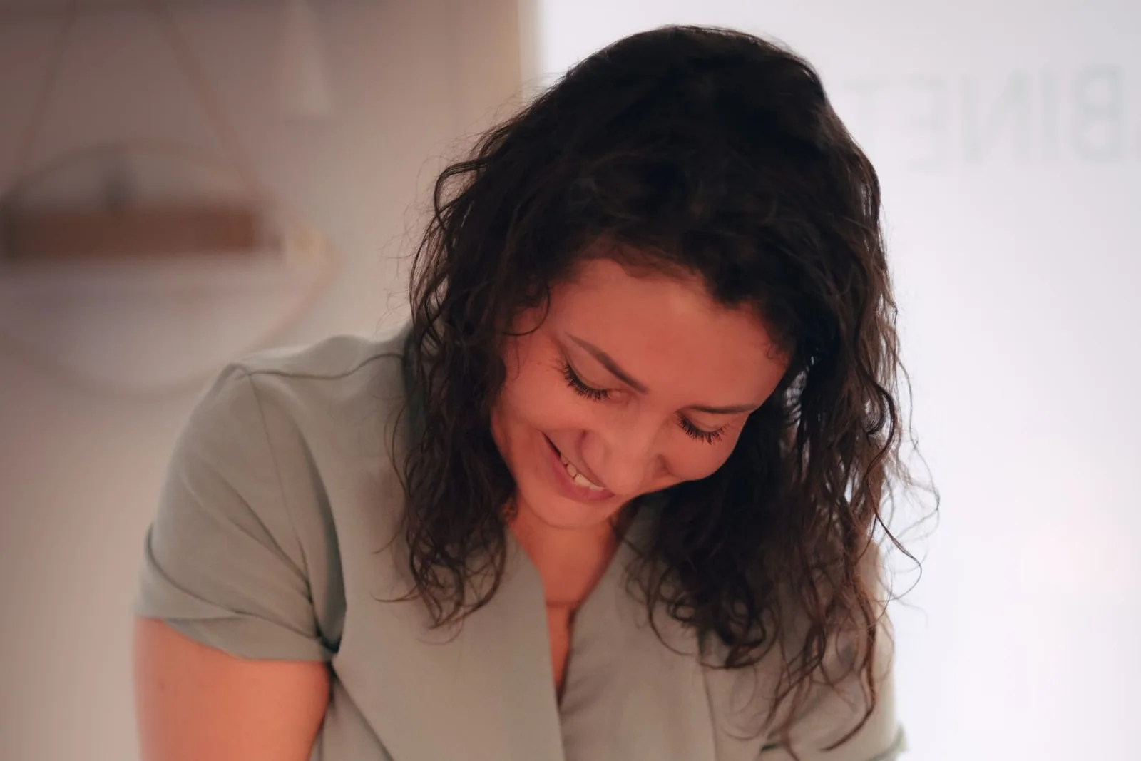 Sylwia Mielewczyk — właścicielka gabinetu Zen Touch przy pracy