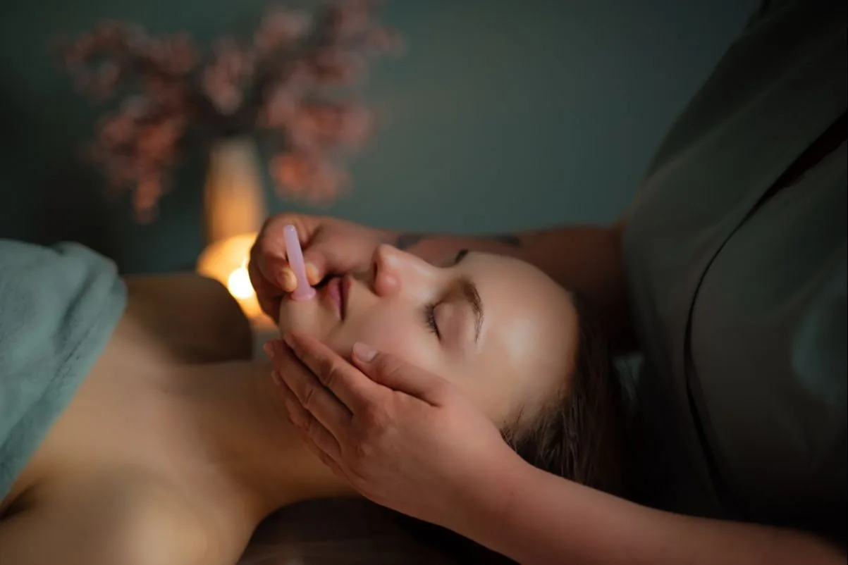Zabieg na twarz przy świecach w Zen Touch